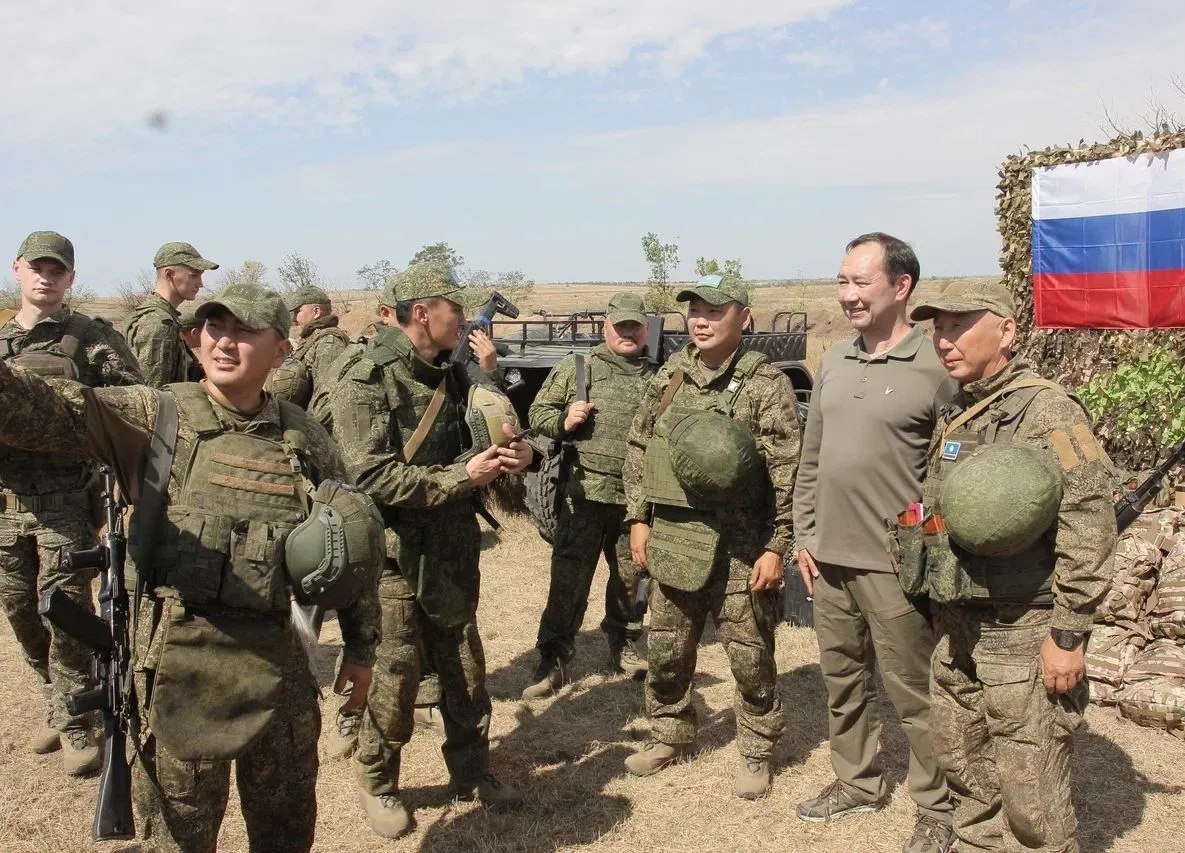 Фотографии главы Якутии с бойцами вызвали недоумение