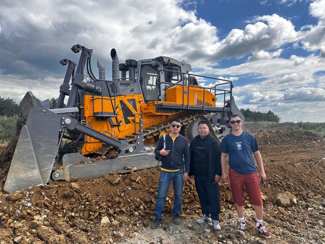 В Челябинске бульдозеристы  АО "Алмазы Анабара" испытывают новый ДСТ-Урал D40