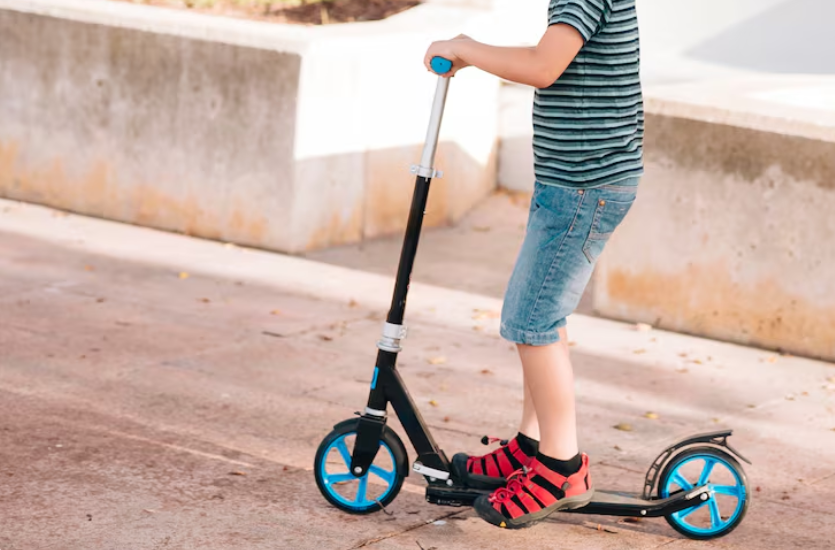 Родители удивятся такому повороту: кто виноват, если ребенок врезался в припаркованное авто — юрист объясняет нюансы