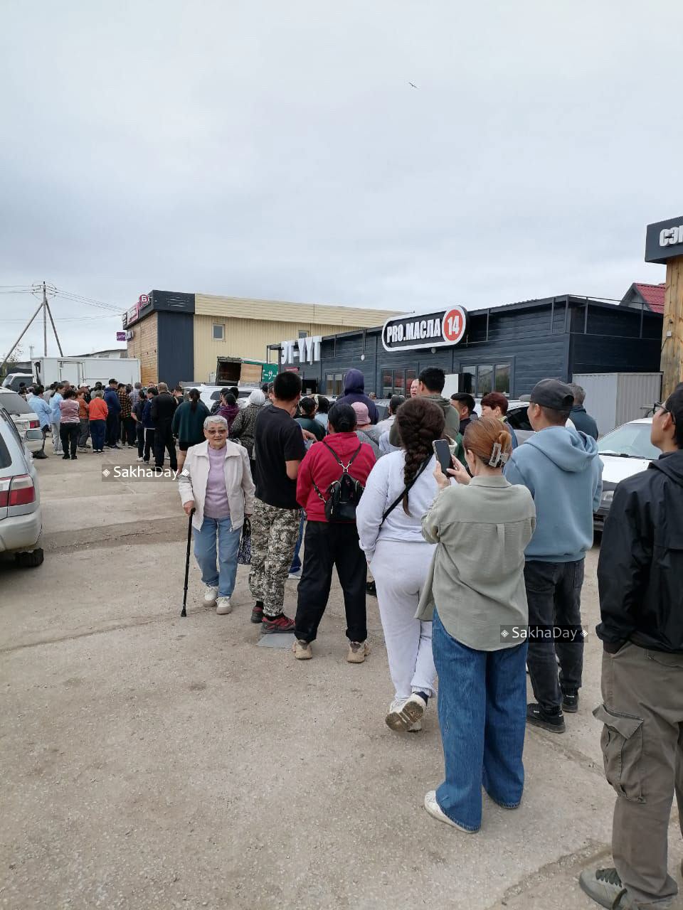 Фотофакт: В Якутске люди выстроились в очередь за окорочками