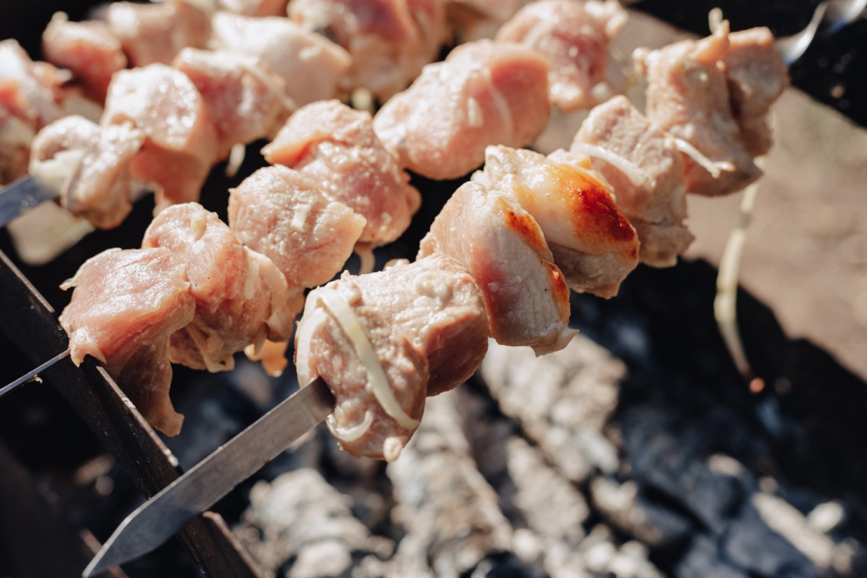 «Это любовь… и немного лука»: раскрываем секрет вкуснейшего маринада родом с Кавказа — эксклюзив от виртуозного повара