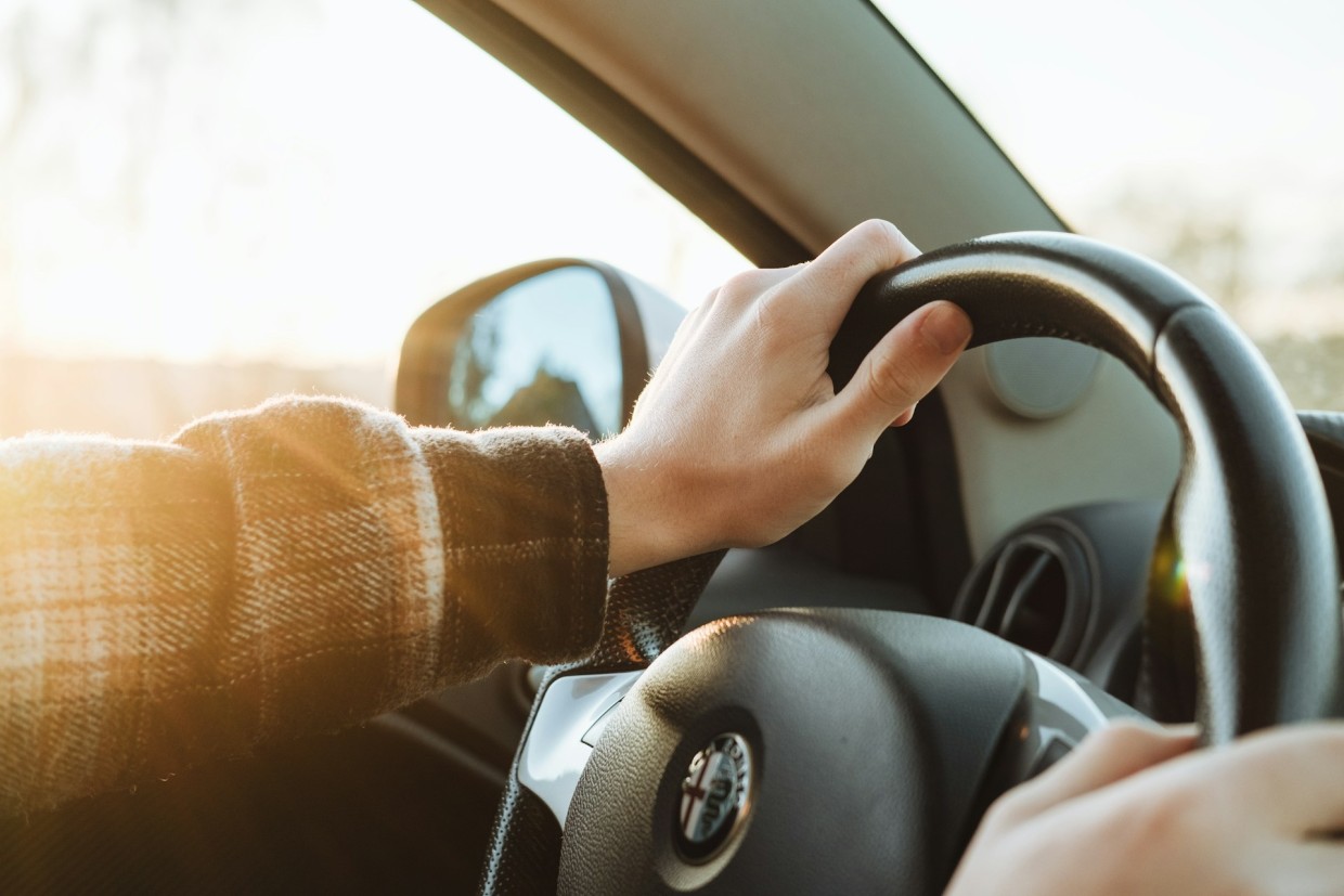 Руль до упора: зачем опытные водители паркуют авто с вывернутыми колесами — 2 железных аргумента