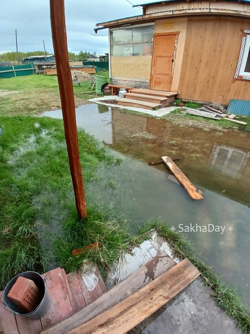 В Оймяконе затапливает гостевой дом и магазин