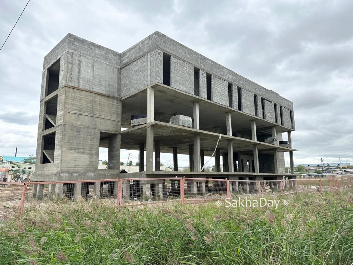 Фотофакт: В Якутске ожил долгострой. Обвинения на 56 миллионов не помешали стройке