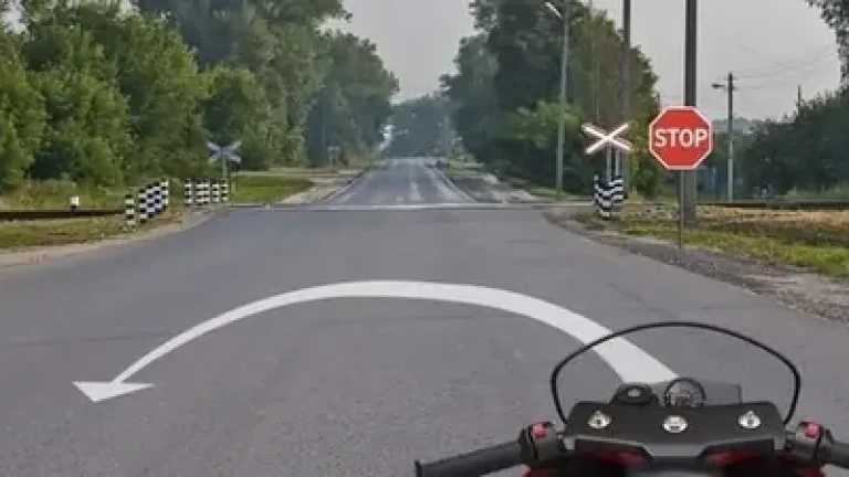 Разворот перед ж/д переездом — законно или нет: только 10% водителей знает, что делать