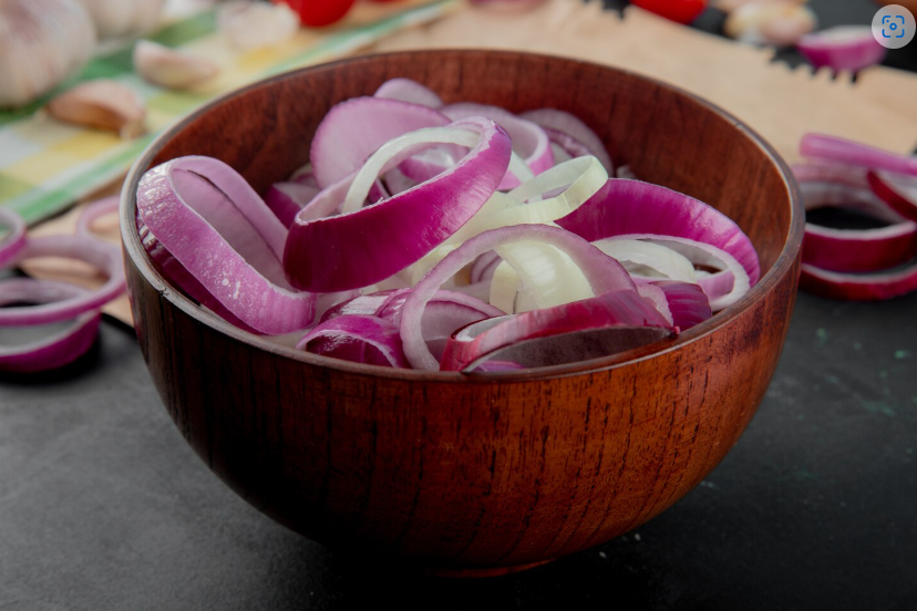 Маринованный лук — издадим восторженный звук: 5-минутный рецепт идеального ингредиента для любых салатов и блюд