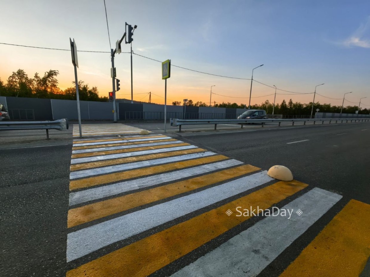 В Якутии в бетонное ограждение, «слившееся» в цвета пешеходного перехода, врезалось два автомобиля