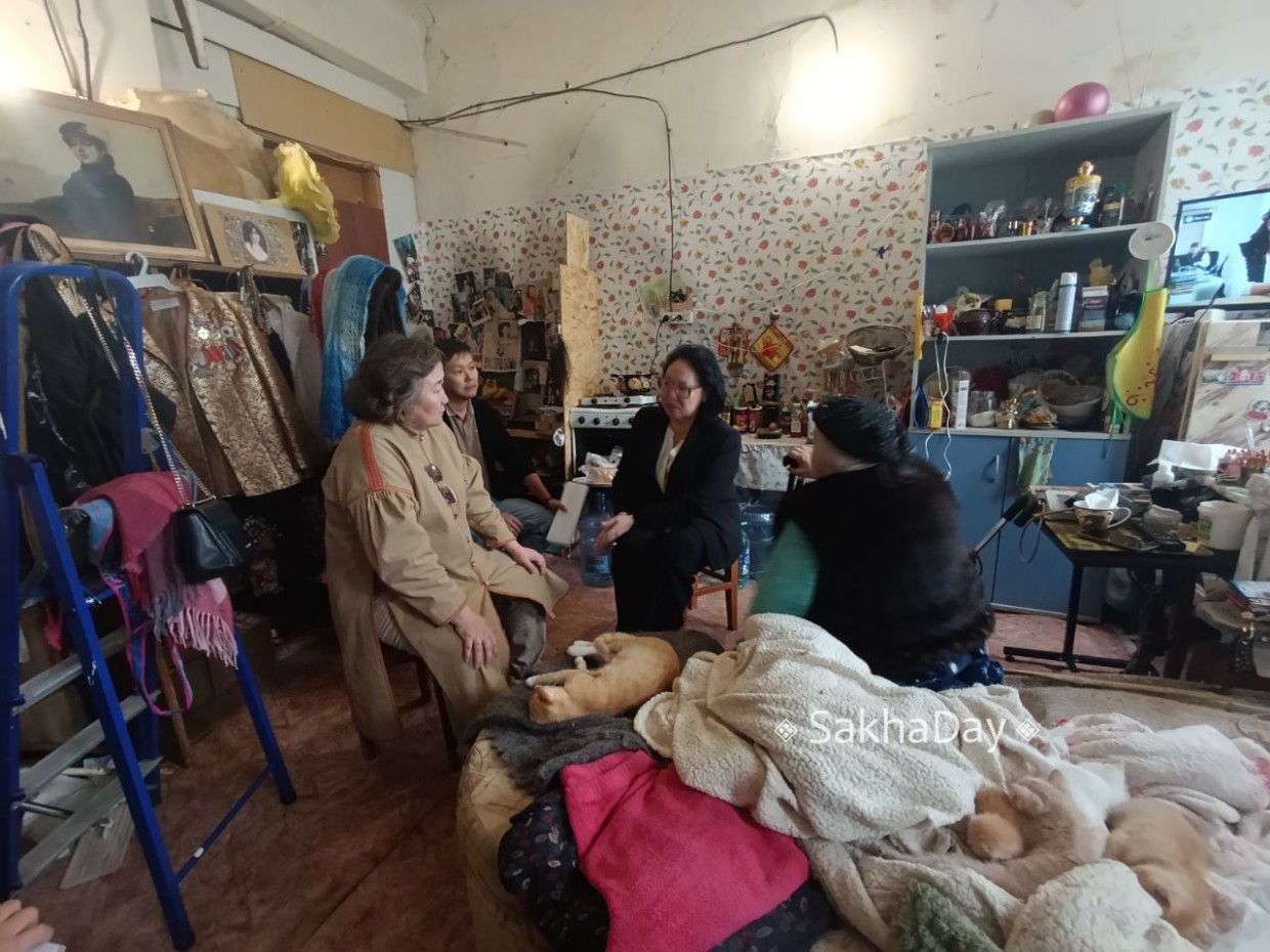 Людей, живущих в разрушающемся Театре юного зрителя, пока не будут отключать от света и воды. Репортаж с места событий