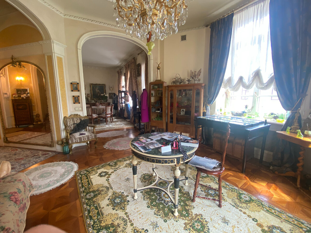 Будто попал в антикварный музей: заглянем в квартиру Людмилы Гурченко в центре Москвы — роскошь и элегантность сплелись в единой гармонии