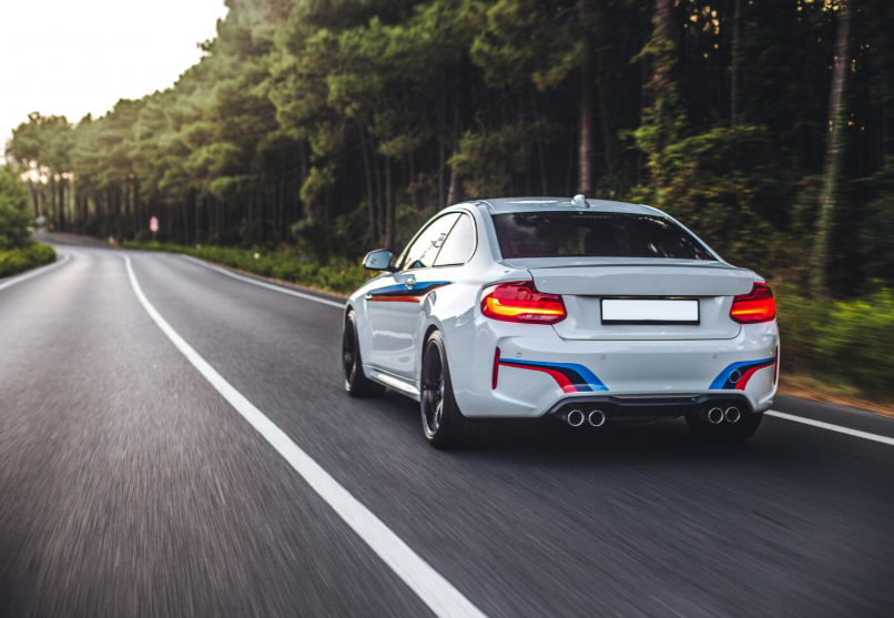 99% водителей попадают впросак: что значит этот жест на ж/д переезде — вопрос из экзамена