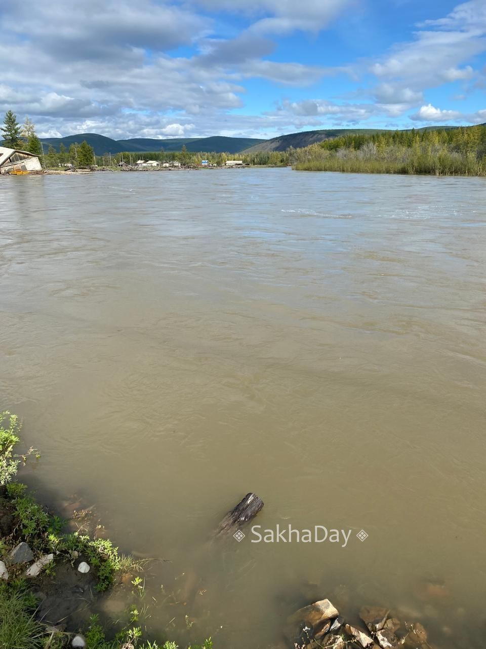 "Ситуация сложная, но контролируемая". Жителей Оймяконского района призвали соблюдать меры безопасности во время паводка