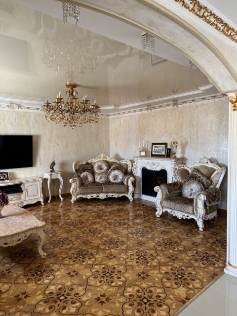 Много золота и лепнины. В Якутске продается квартира в стиле необарокко за 35 млн