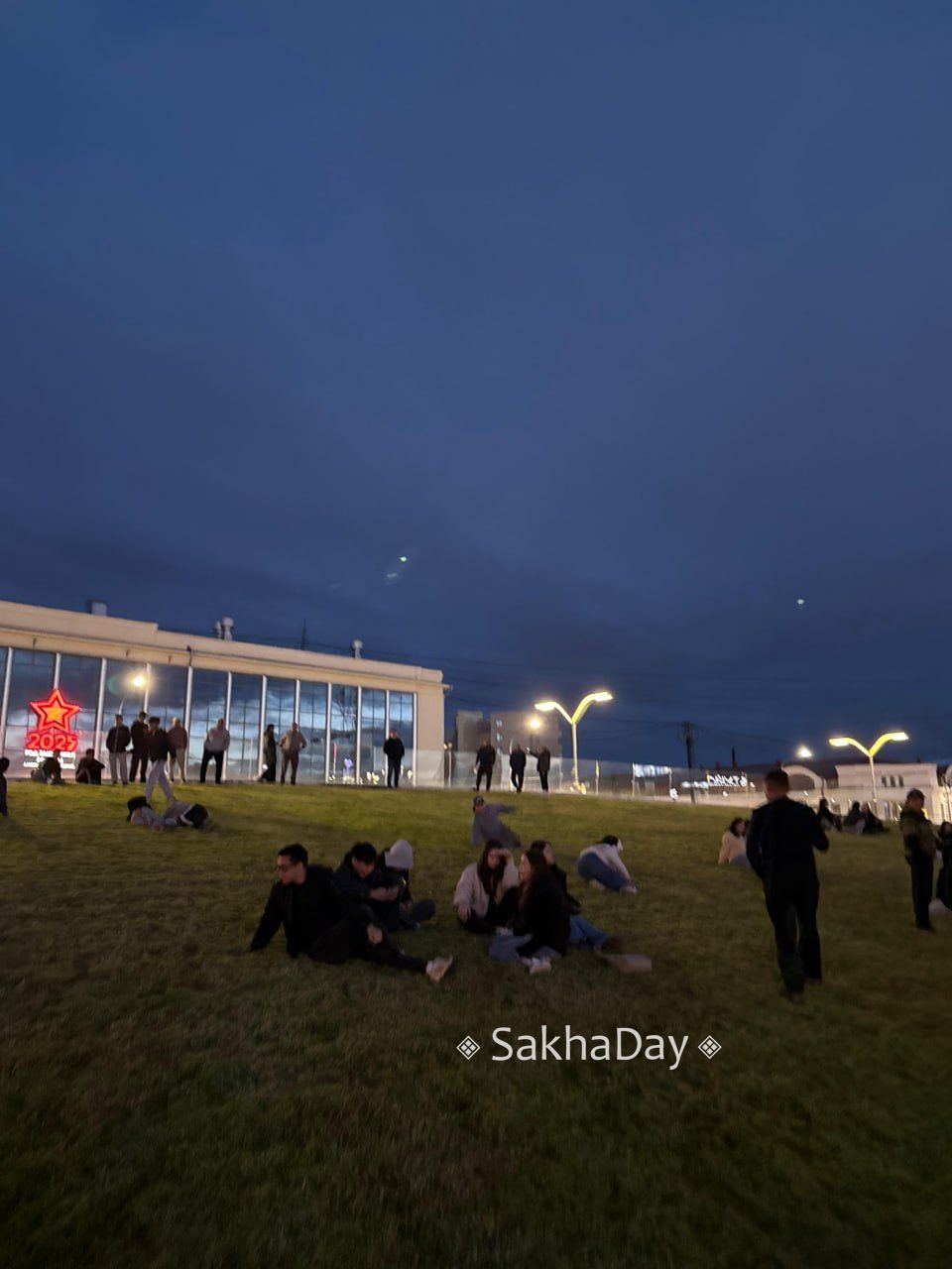 "По газону не ходить!". Горожане массово нарушают запрет на площади Республики