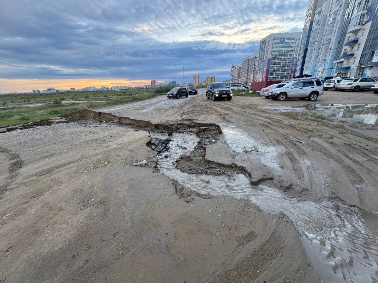 Небольшой дождь размыл дорогу в элитном микрорайоне Якутска