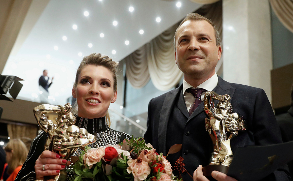 Телевизионный тандем: как выглядит сын Ольги Скабеевой и Евгения Попова — наследник российской журналистики, которому ближе другая профессия