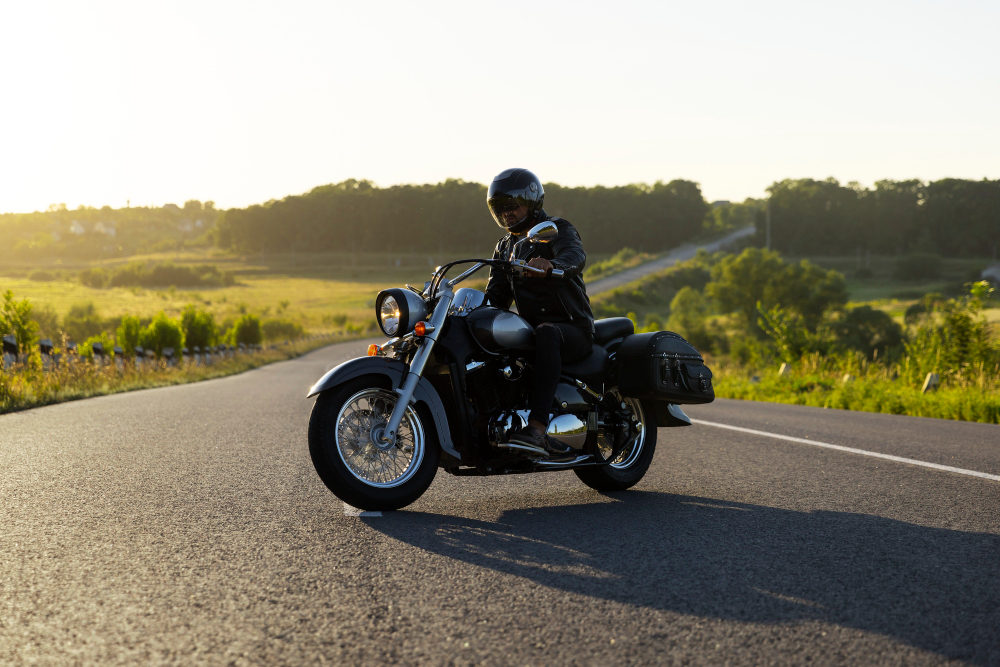 Мотоциклист согнул локоть: что значит этот жест на дороге — проверьте знания ПДД