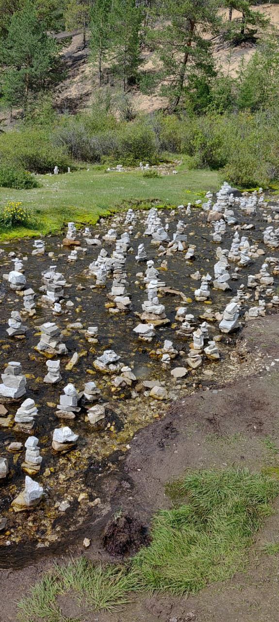 Ледник Булуус растаял и обнажил фигурки из камней