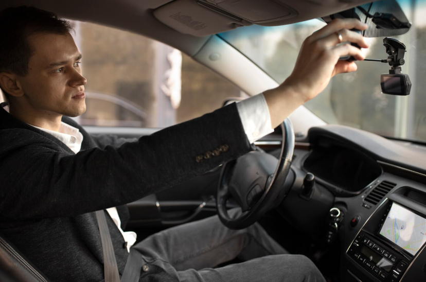 Изъяли права, отправили на пересдачу: как быть, если случайно задел авто на парковке — объяснения юриста