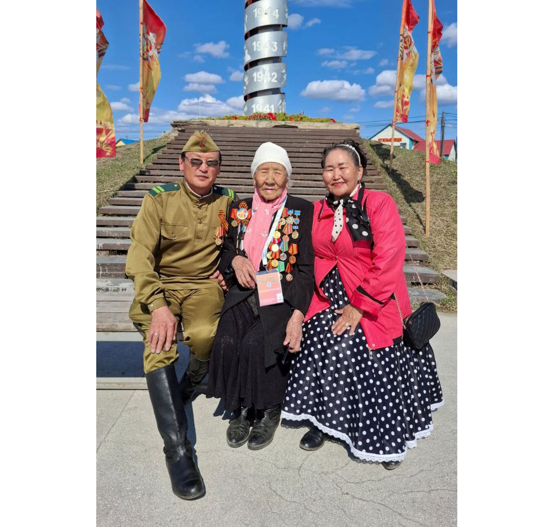 В соцсетях восхитились, как 91-летняя бабушка в Якутии косит траву