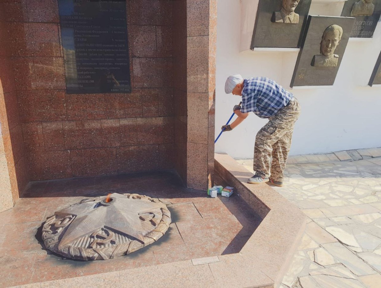 На кого жаловаться за грязь в Якутске? Разбираемся в обязанностях дворников и подрядчиков