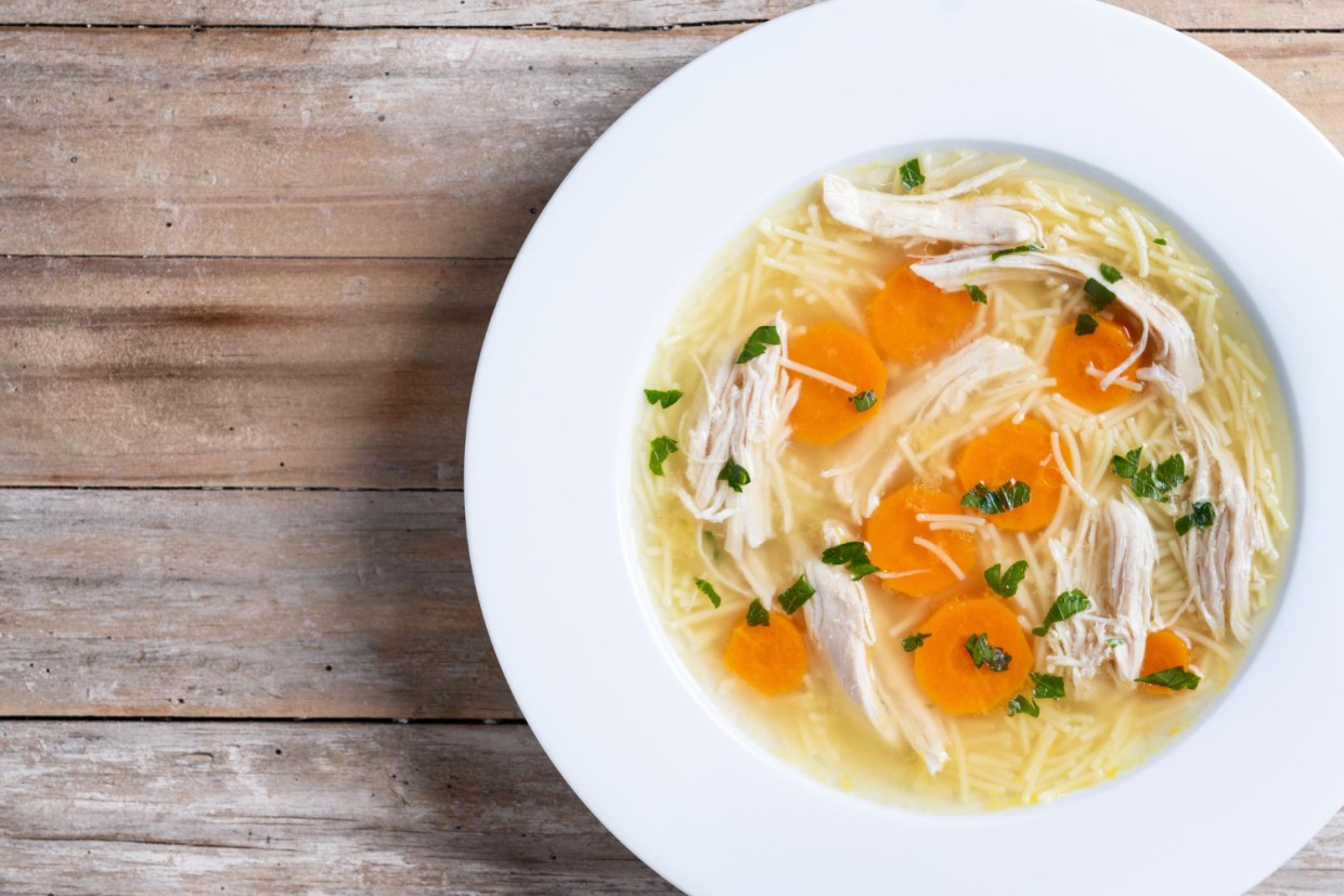 Вкус детства: готовим бабушкин куриный суп с клецками — простой и быстрый рецепт для всей семьи