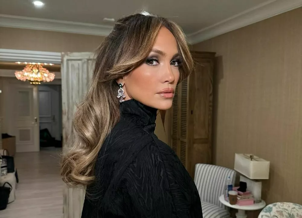 ДжейЛо вне времени: как одевается мировая икона поп-музыки и стиля, доказывая, что возраст — это всего лишь цифра