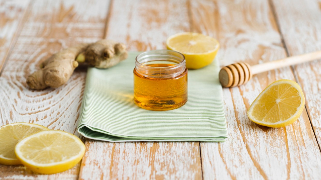 Забудьте о лимоне: диетологи рекомендуют начинать день с теплой воды с медом — вкусно, полезно и бодро