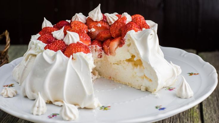 Никогда не думала, что такой торт можно приготовить дома: «Павлова» в 5 шагов  — справится любая хозяйка