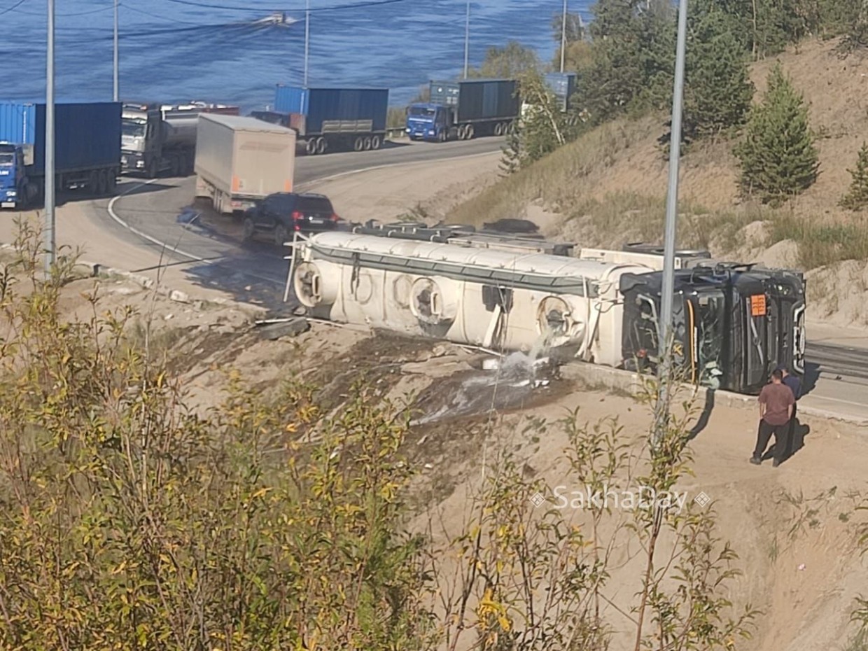 В Нижнем Бестяхе опрокинулся бензовоз: дорога к паромной переправе перекрыта