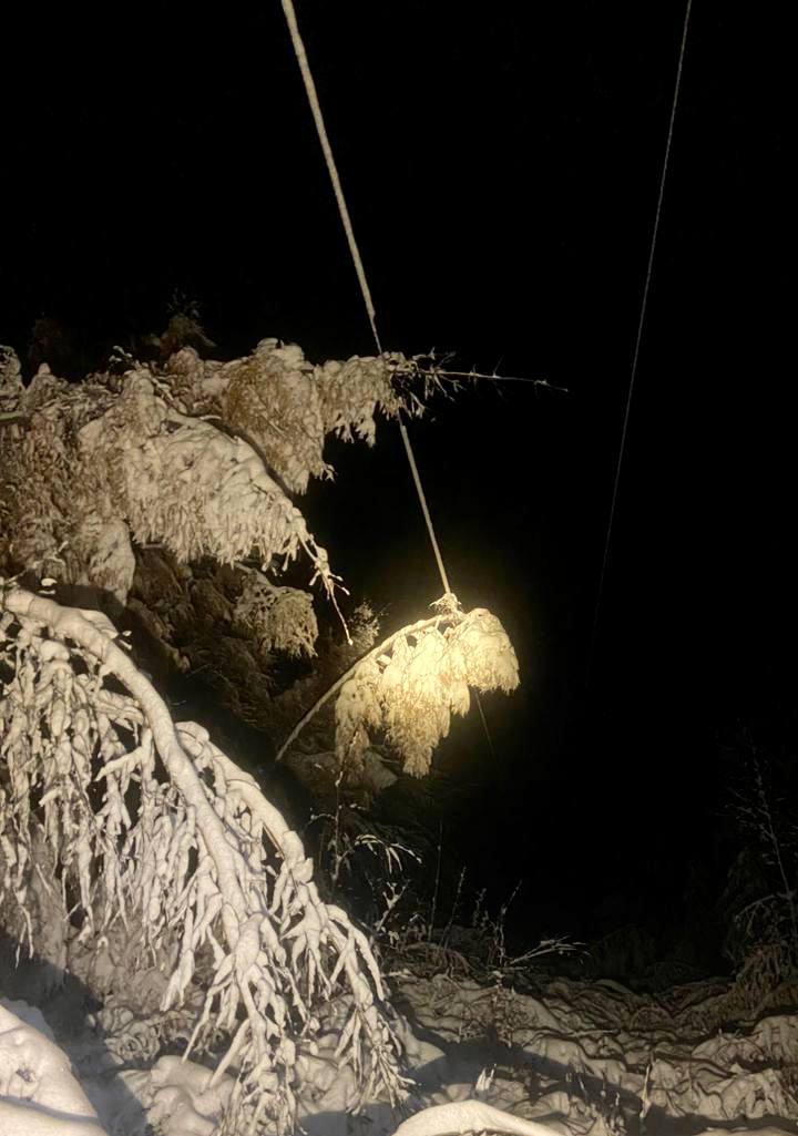 В Амгинском районе продолжают восстанавливать электроснабжение после непогоды