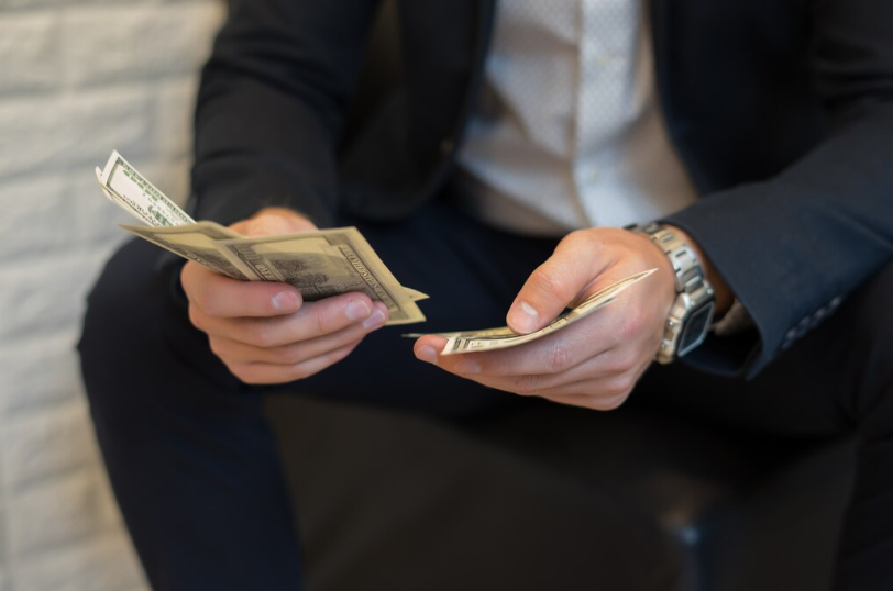 Судьба кладет деньги в кошельки: 3 знака Зодиака приумножат капитал — сделайте это до 1 октября и богатства будут ваши