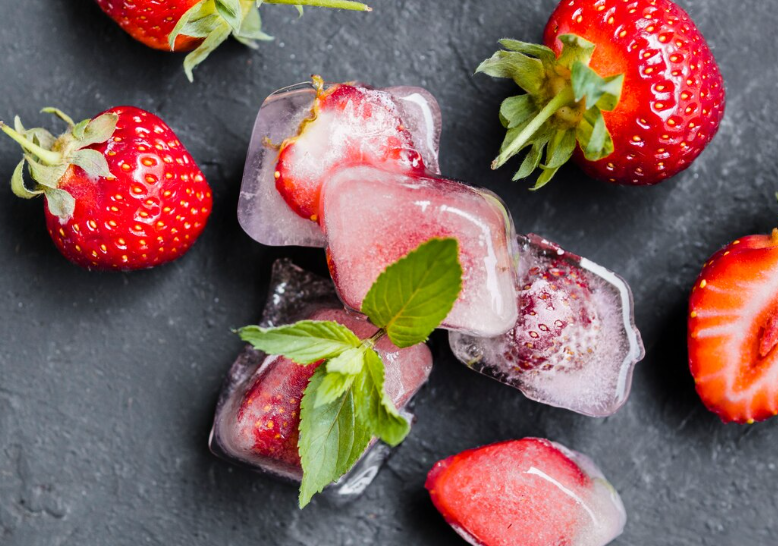 Такая вода точно не надоест: все дело в особенных кубиках льда — приготовьте дома за пару минут