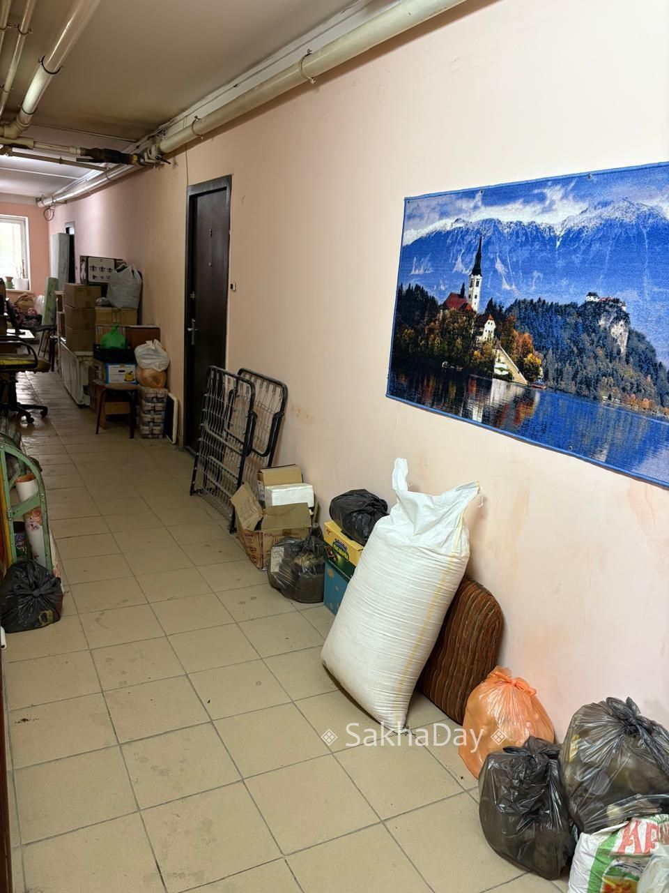 Семья, обосновавшаяся в Якутске в подъезде, не съехала до сих пор