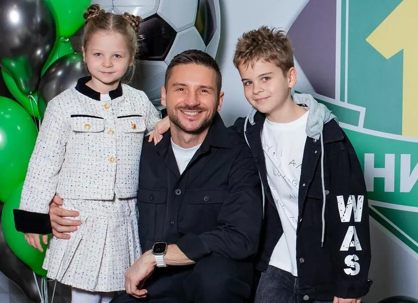 Тайна личной жизни: кто мать детей Сергея Лазарева и как он справляется с ролью отца-одиночки — звездные сплетни