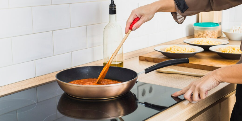 Плите 10 лет — а она, как новая, ни жира, ни грязи: хитрости опытных хозяек по уходу за варочной поверхностью