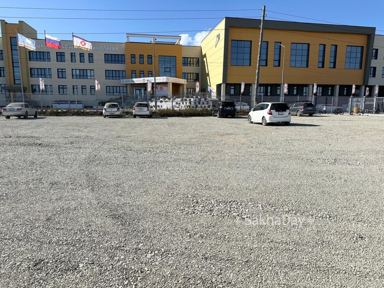 Фотофакт: Самая большая школа Якутии открылась без благоустроенной территории