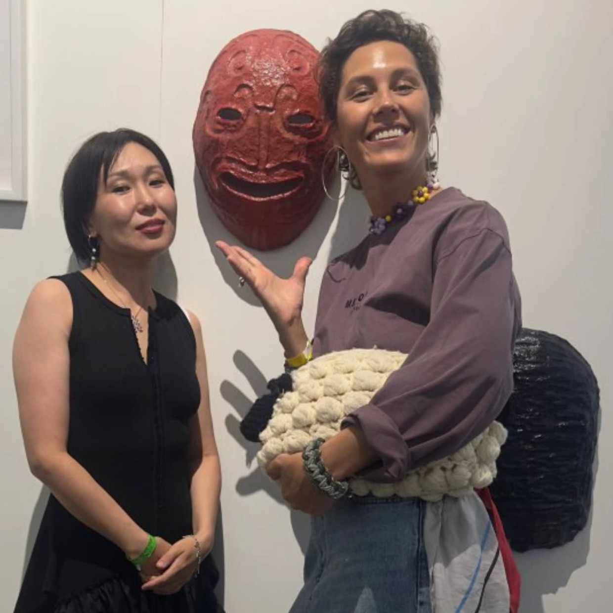 Фотофакт: Актриса Ирина Горбачева купила работу якутской художницы Йэн Сур