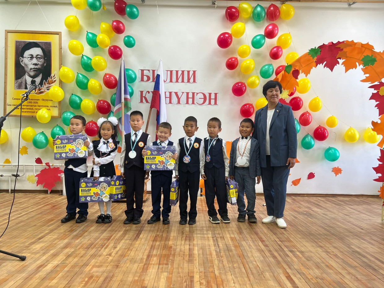 Вручены подарки первоклассникам Томпонского и Таттинского районов от Виктора Лебедева