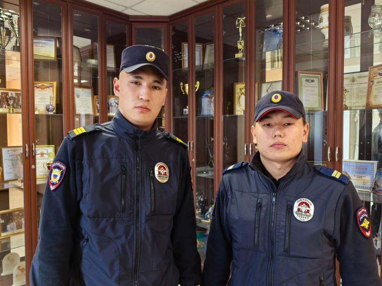 Якутские полицейские спасли пожилую семью на пожаре