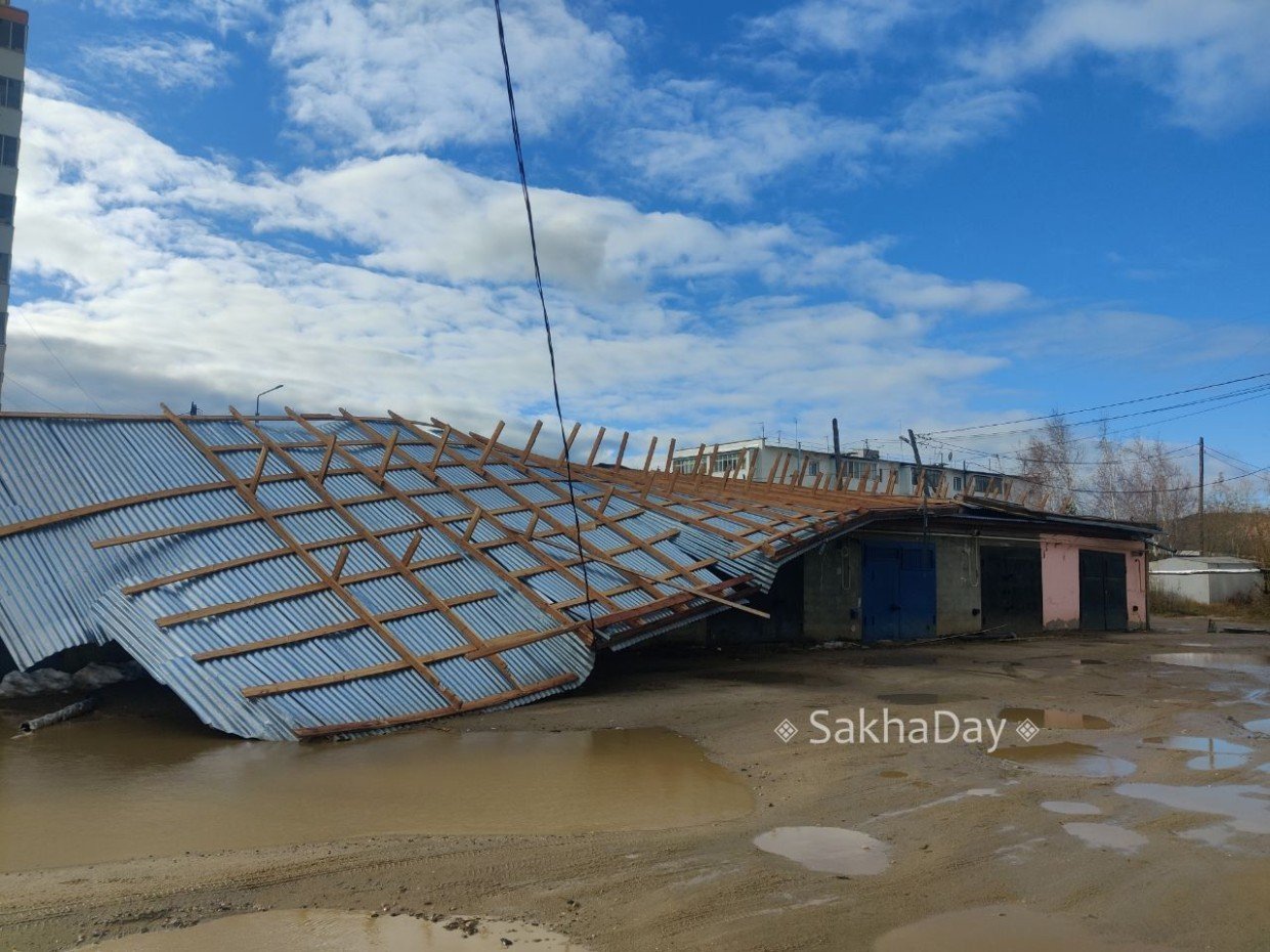 В Якутске упали столбы и сорвало крыши: последствия порывистого ветра. Куда обращаться?