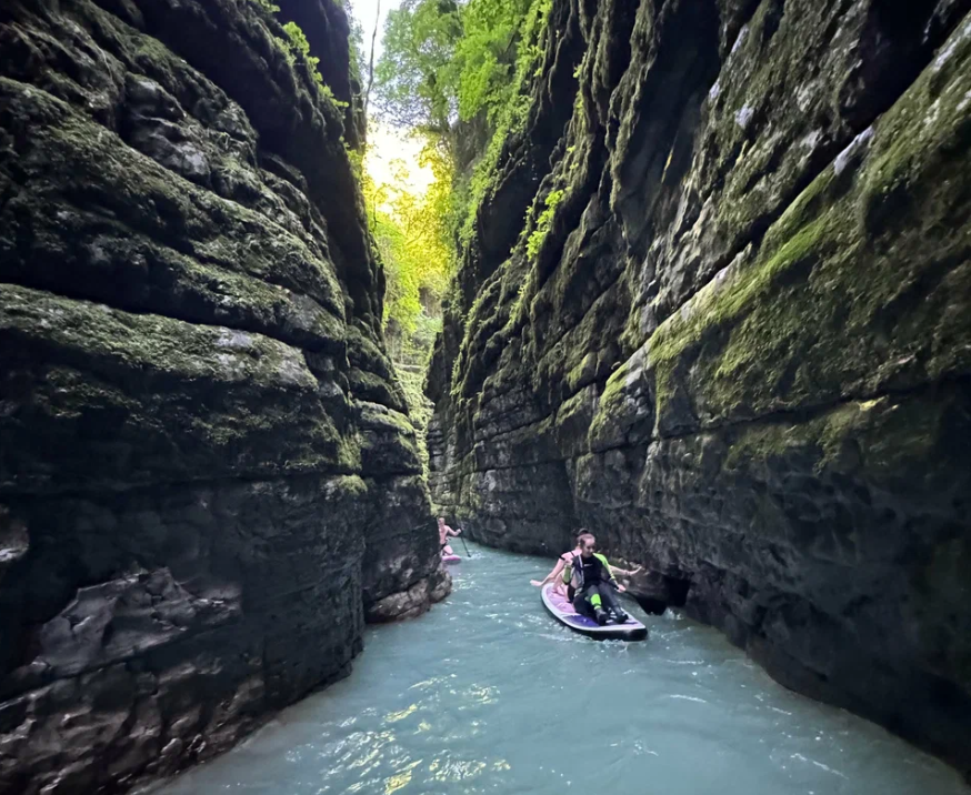 Просто опасно для туристов: экскурсия по Абхазии — легендарный каньон Хашупсе