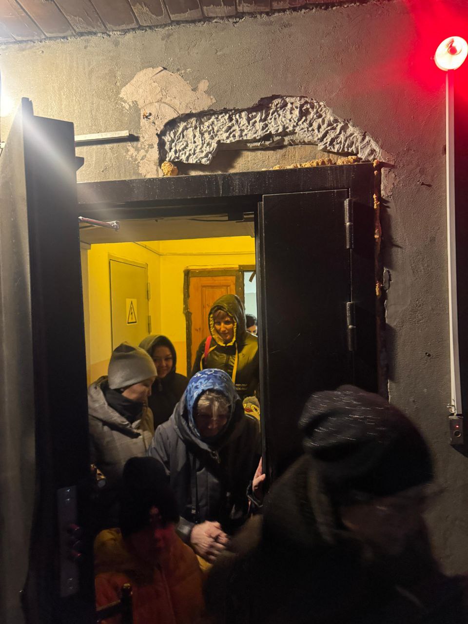 В торговом центре "Олонхо" оказались закрыты около двух десятков людей с детьми