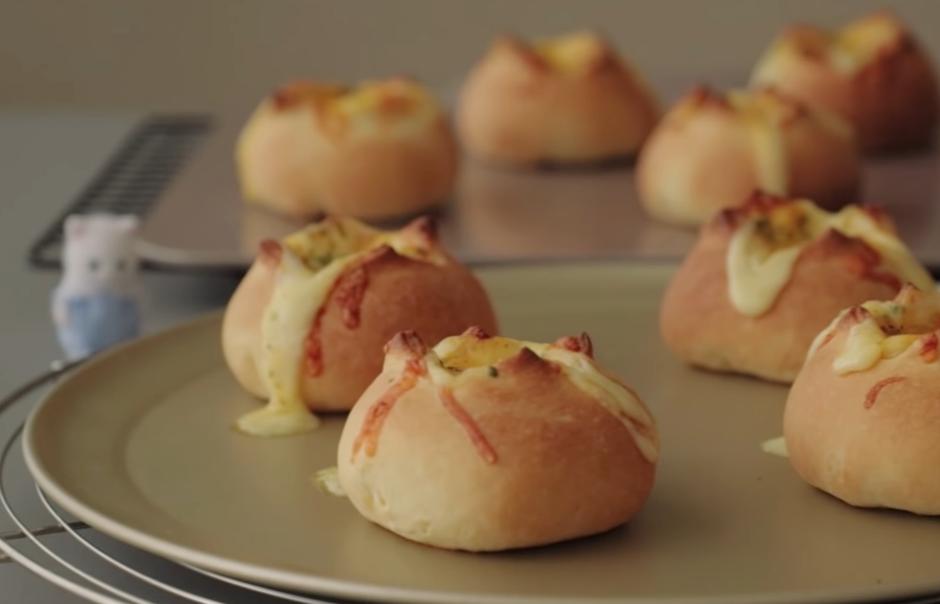 Нашла рецепт в журнале и готовлю каждые выходные: Двойные булочки с беконом и сыром — домашние съедают до последней крошки