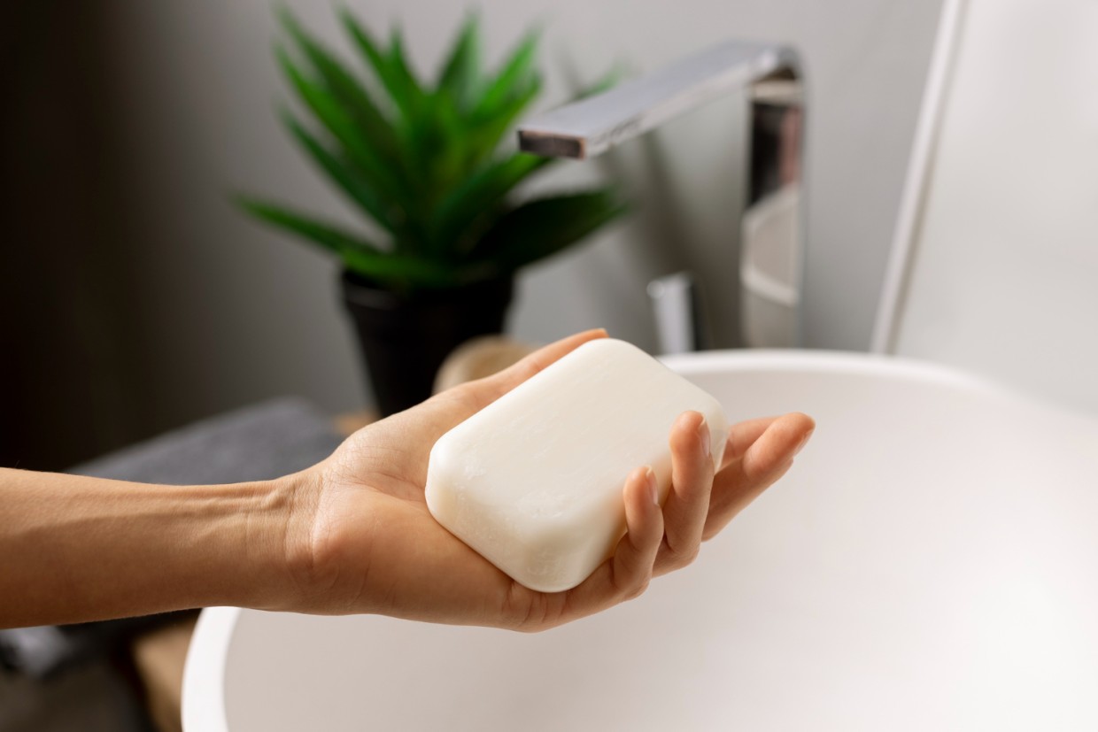 Вот зачем умные женщины кладут мыло в сумку: гениальный лайфхак от хозяек — не только для мытья рук