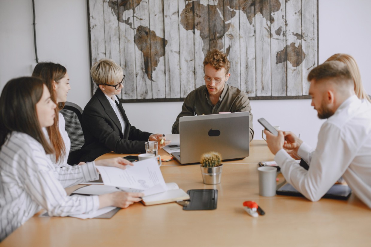 Карьерный компас сентября: всего 3 знакам зодиака звезды укажут разные пути к успеху — кому идти напролом, кому ждать знака, а кому уйти в тень?