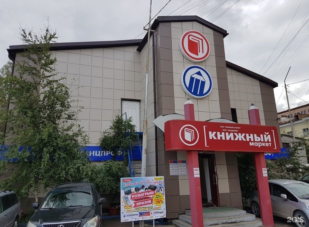 Экс-сотрудница книжного магазина о конфликте с блогером: «Она тыкала мне телефоном в лицо»