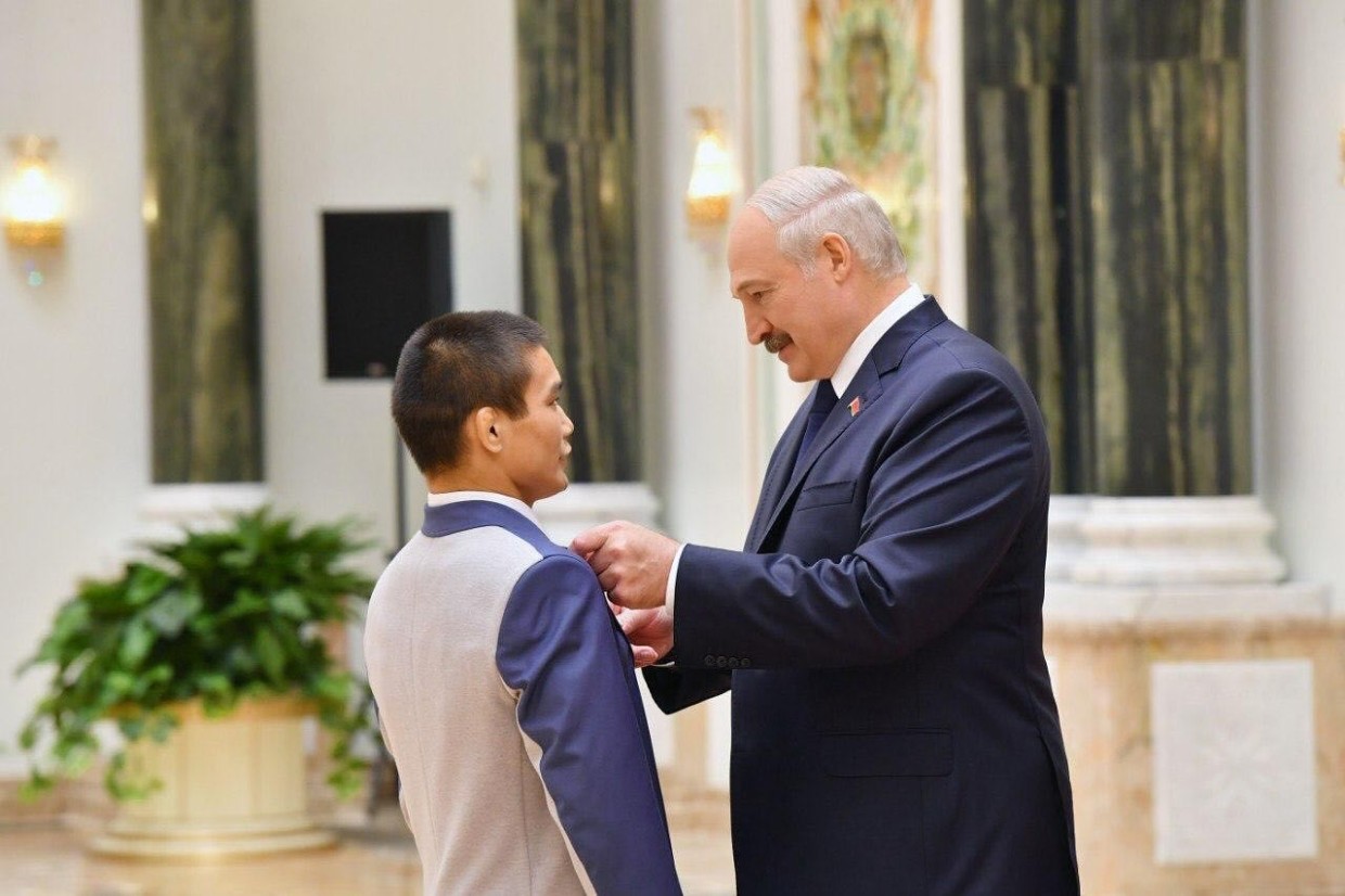 Фотофакт: Лукашенко вручил почетный знак якутянину