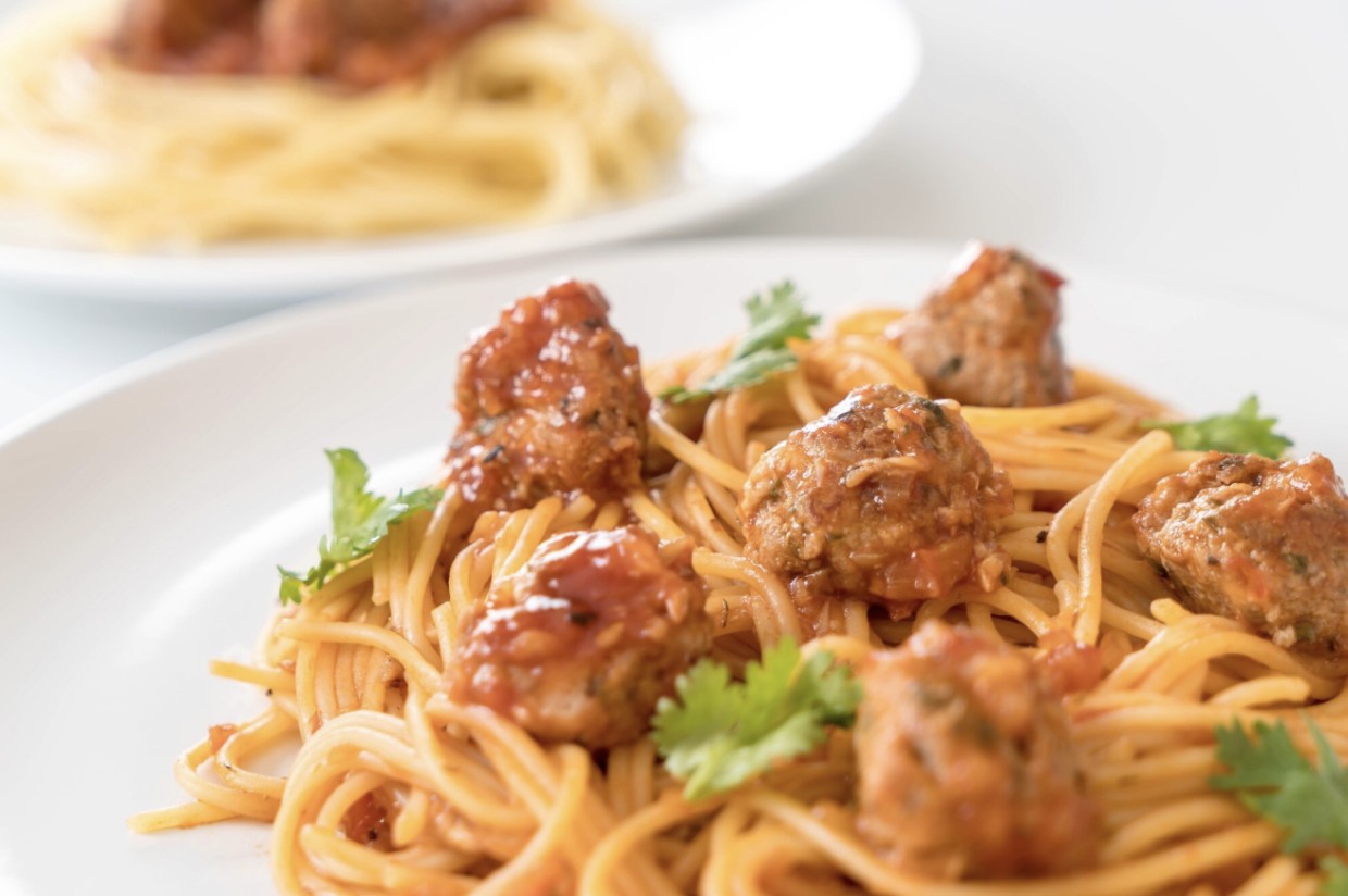 Паста а-ля мама: готовим сочные тефтели со спагетти в томатном соусе — просто, быстро и душевно!