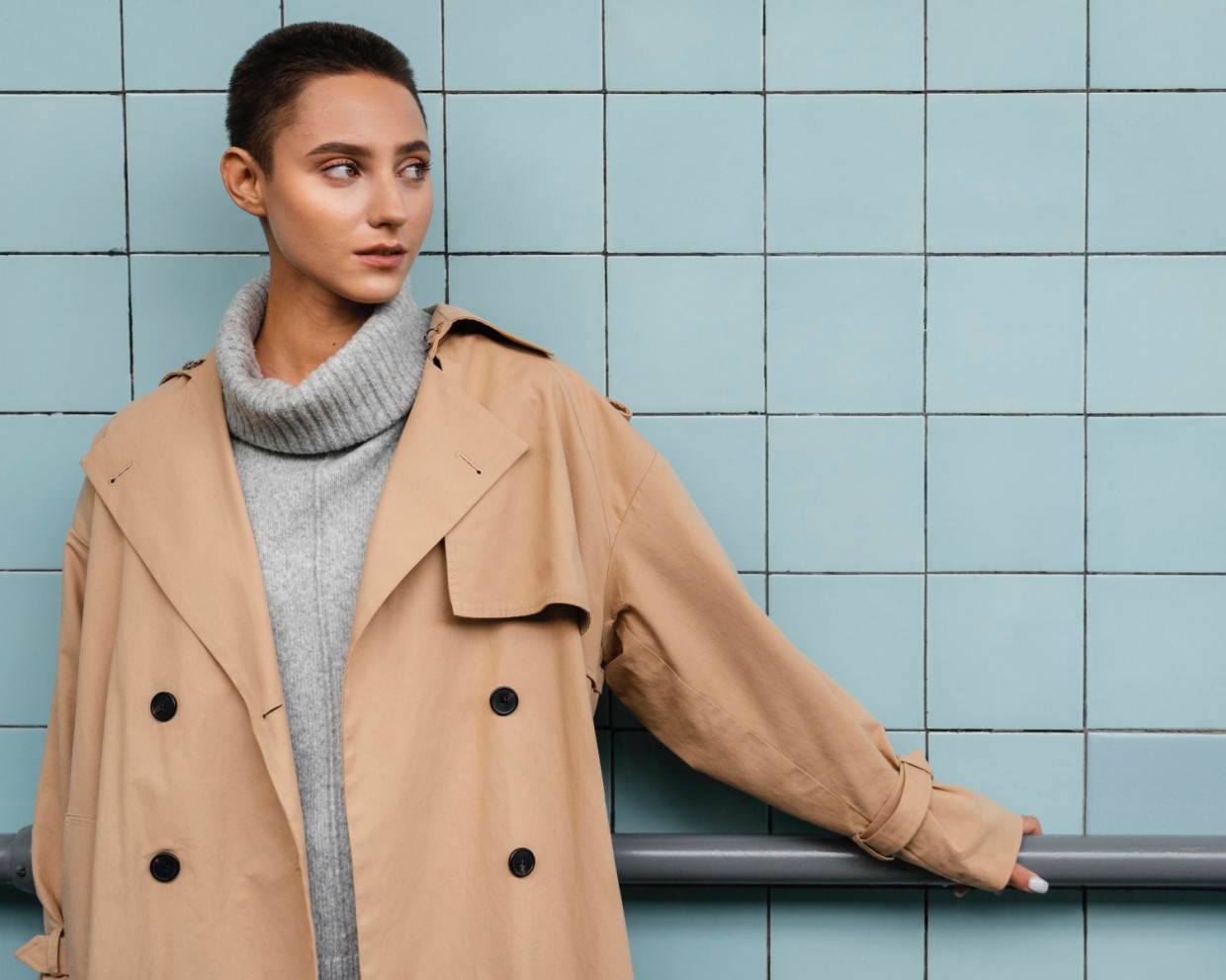 Тренч-атака: 4 модных способа носить классический тренч этой осенью — вдохновляемся звездами и моделями