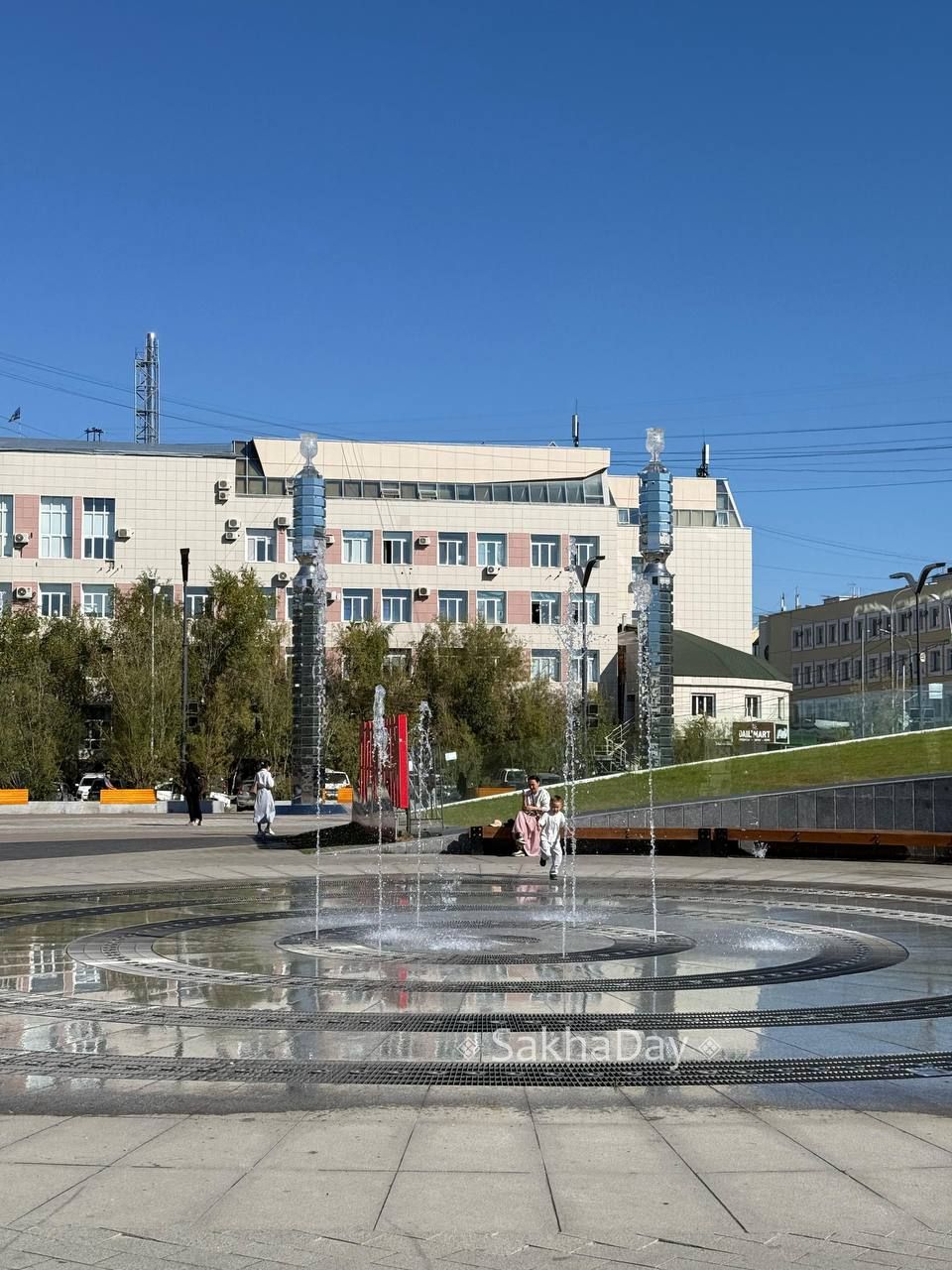 Фотофакт: на площади Республики убрали ограждение вокруг фонтана